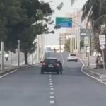 mulher-tenta-fugir-de-assalto-com-bandido-agarrado-a-porta-do-carro-em-fortaleza