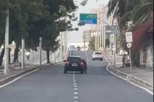 mulher-tenta-fugir-de-assalto-com-bandido-agarrado-a-porta-do-carro-em-fortaleza