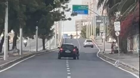 mulher-tenta-fugir-de-assalto-com-bandido-agarrado-a-porta-do-carro-em-fortaleza