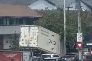 bau-de-caminhao-se-solta-e-destroi-arvore-na-av.-raul-barbosa