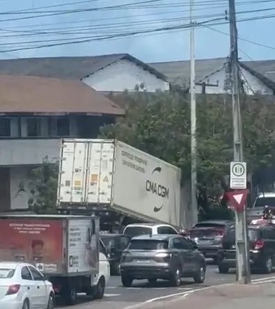 bau-de-caminhao-se-solta-e-destroi-arvore-na-av.-raul-barbosa