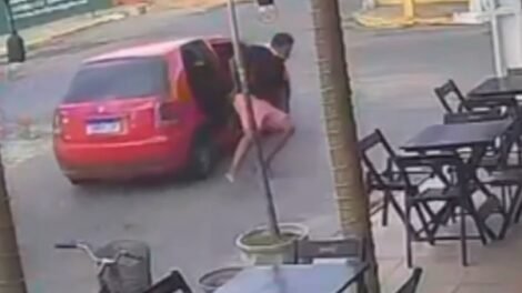 homem-escapa-de-sequestro-no-ceara-ao-pular-de-carro-em-movimento-com-as-maos-amarradas 