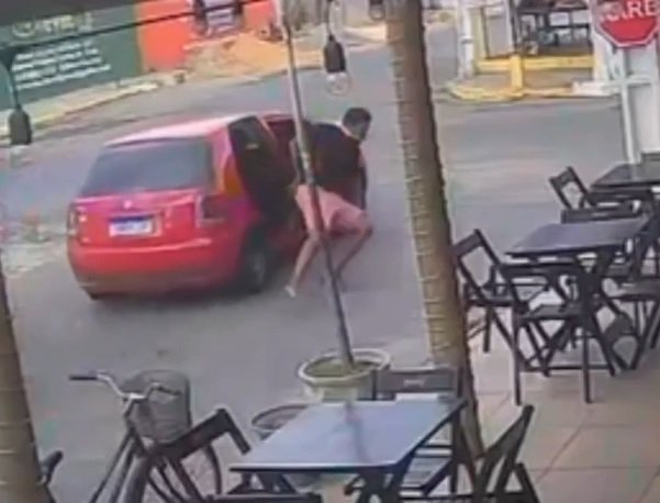 homem-escapa-de-sequestro-no-ceara-ao-pular-de-carro-em-movimento-com-as-maos-amarradas