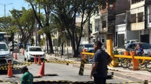 cratera-se-abre-na-avenida-leste-oeste-apos-rompimento-de-tubulacao-e-interdita-trecho-no-pirambu