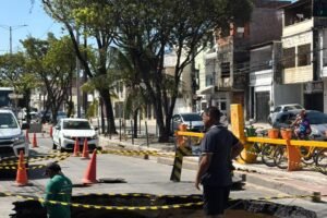 cratera-se-abre-na-avenida-leste-oeste-apos-rompimento-de-tubulacao-e-interdita-trecho-no-pirambu
