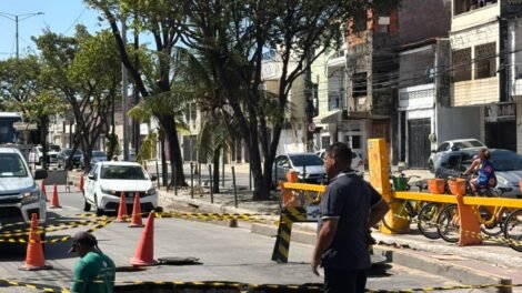 cratera-se-abre-na-avenida-leste-oeste-apos-rompimento-de-tubulacao-e-interdita-trecho-no-pirambu