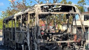 onibus-da-linha-015-–-conjunto-ceara/antonio-bezerra-e-destruido-por-incendio-na-avenida-i