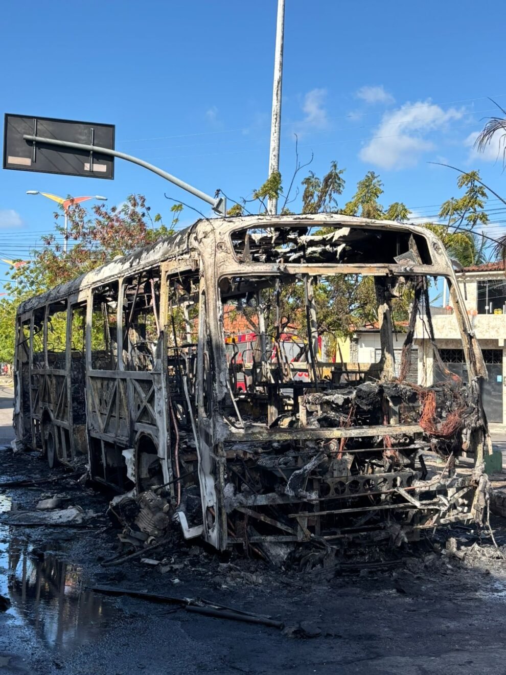 onibus-da-linha-015-–-conjunto-ceara/antonio-bezerra-e-destruido-por-incendio-na-avenida-i