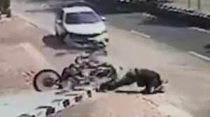 policial-militar-em-moto-e-atropelado-por-carro-em-fortaleza;-acidente-foi-flagrado-em-video