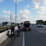 motociclista-e-jogado-contra-mureta-na-br-116-e-por-pouco-nao-cai-de-viaduto-em-fortaleza