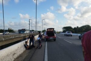 motociclista-e-jogado-contra-mureta-na-br-116-e-por-pouco-nao-cai-de-viaduto-em-fortaleza