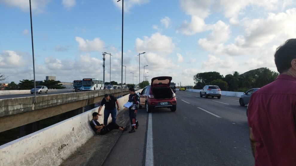 motociclista-e-jogado-contra-mureta-na-br-116-e-por-pouco-nao-cai-de-viaduto-em-fortaleza