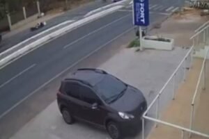 dois-motociclistas-caem-em-sequencia-apos-derramamento-de-oleo-em-avenida-no-crato-(ce)