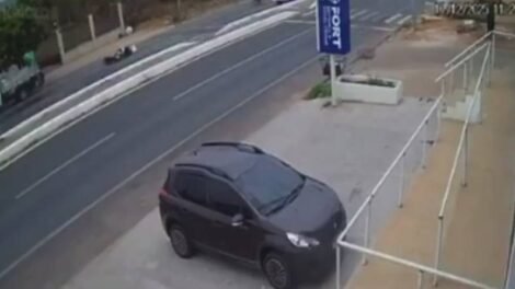 dois-motociclistas-caem-em-sequencia-apos-derramamento-de-oleo-em-avenida-no-crato-(ce)