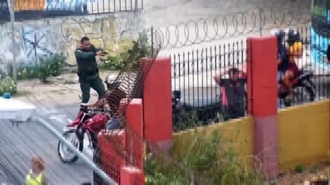 policia-militar-recupera-moto-roubada-em-fortaleza-apos-flagra-do-nuvid;-veja-o-video