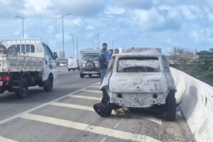 carro-pega-fogo-sobre-viaduto-na-br-116,-em-fortaleza;-nao-houve-feridos