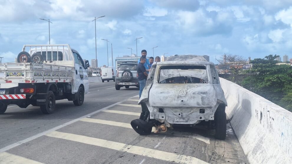 carro-pega-fogo-sobre-viaduto-na-br-116,-em-fortaleza;-nao-houve-feridos