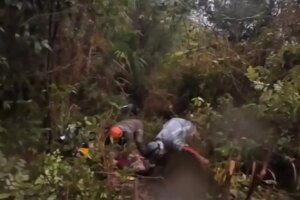 tres-pessoas-sao-resgatadas-apos-carro-cair-em-ribanceira-na-chapada-do-araripe,-em-barbalha