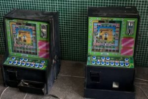 dona-de-comercio-e-presa-com-duas-maquinas-caca-niqueis-dentro-de-mercearia-em-fortaleza