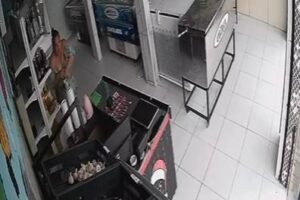 mulher-tenta-furtar-oleo-de-cozinha-escondendo-produto-dentro-do-vestido-em-comercio-de-fortaleza