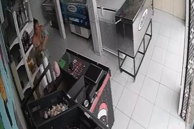 mulher-tenta-furtar-oleo-de-cozinha-escondendo-produto-dentro-do-vestido-em-comercio-de-fortaleza