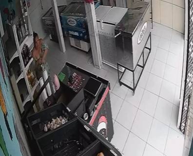 mulher-tenta-furtar-oleo-de-cozinha-escondendo-produto-dentro-do-vestido-em-comercio-de-fortaleza