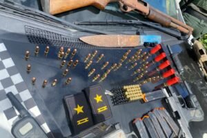 policia-apreende-armas-e-municoes-em-terreno-baldio-no-parque-leblon,-em-caucaia