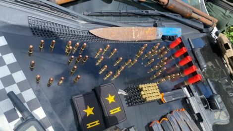policia-apreende-armas-e-municoes-em-terreno-baldio-no-parque-leblon,-em-caucaia