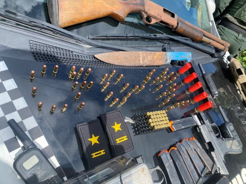 policia-apreende-armas-e-municoes-em-terreno-baldio-no-parque-leblon,-em-caucaia