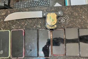 homem-com-antecedentes-por-roubo-e-homicidio-e-preso-em-fortaleza-com-7-celulares