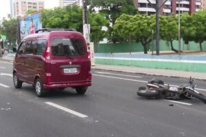 motociclista-fica-ferido-apos-colisao-com-van-em-fortaleza;-vitima-foi-socorrida-pelo-motorista
