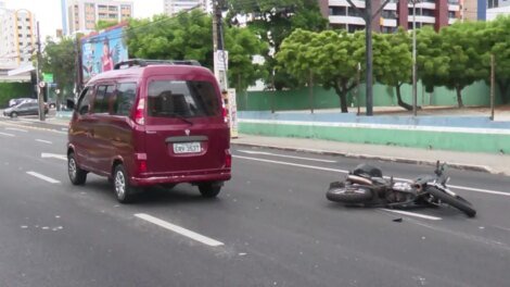 motociclista-fica-ferido-apos-colisao-com-van-em-fortaleza;-vitima-foi-socorrida-pelo-motorista