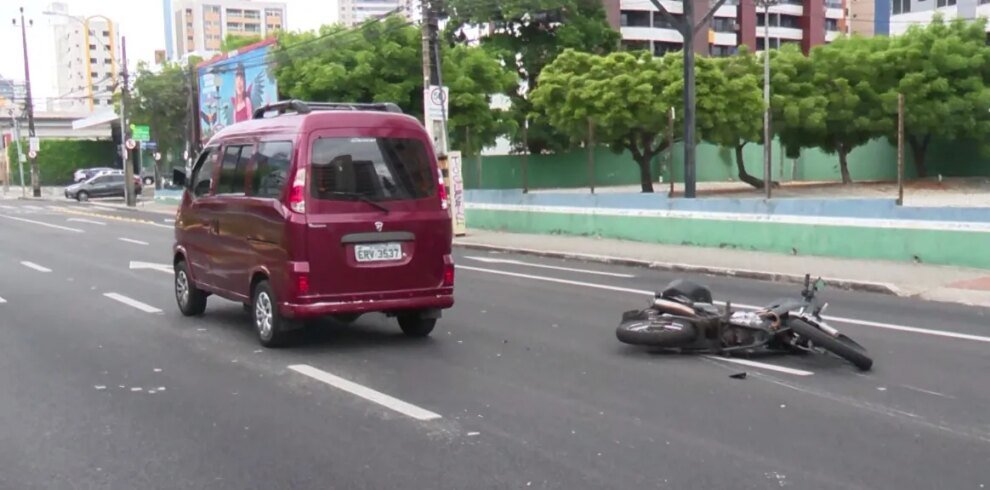 motociclista-fica-ferido-apos-colisao-com-van-em-fortaleza;-vitima-foi-socorrida-pelo-motorista