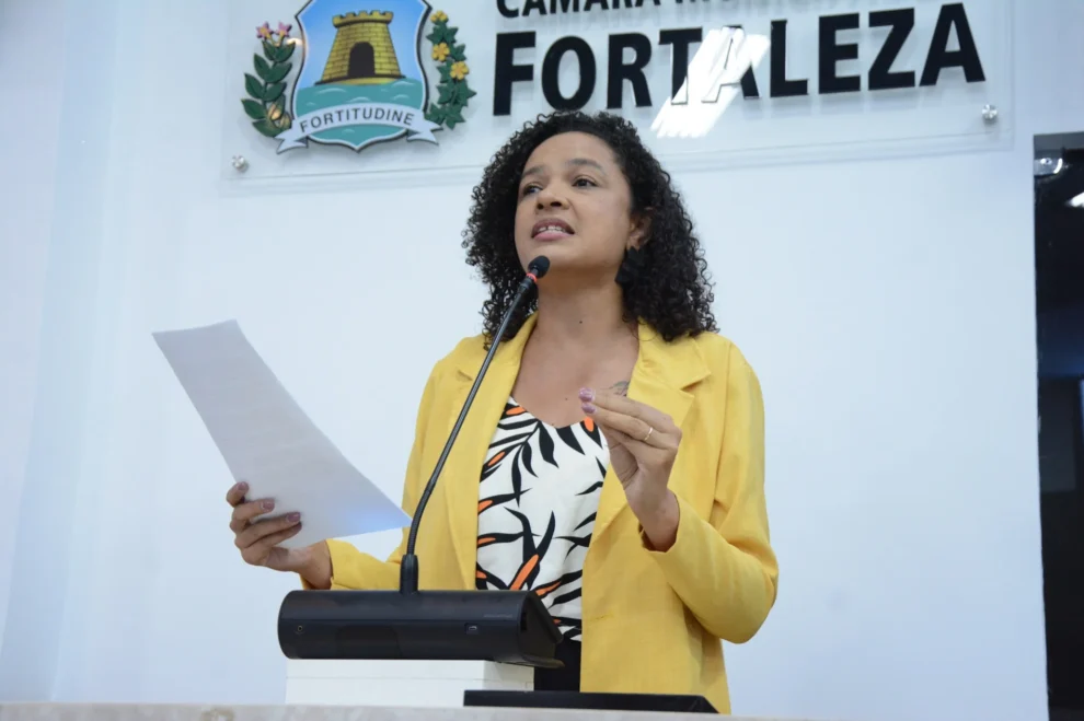 vereadora-adriana-geronimo-denuncia-ameacas-homofobicas-e-racistas-em-fortaleza;-camara-repudia