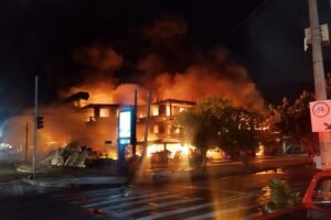 incendio-de-grandes-proporcoes-atinge-sucata-chico-alves,-em-fortaleza