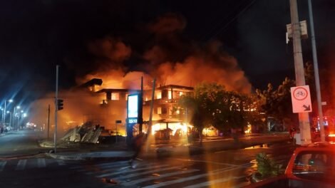 incendio-de-grandes-proporcoes-atinge-sucata-chico-alves,-em-fortaleza