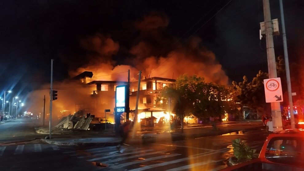 incendio-de-grandes-proporcoes-atinge-sucata-chico-alves,-em-fortaleza