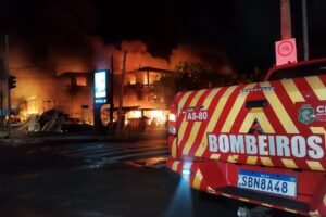 incendio-que-destruiu-sucata-chico-alves,-em-fortaleza,-e-investigado-como-possivelmente-criminoso