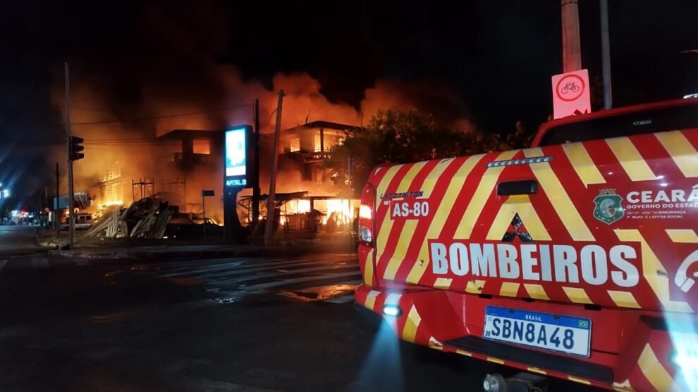 incendio-que-destruiu-sucata-chico-alves,-em-fortaleza,-e-investigado-como-possivelmente-criminoso