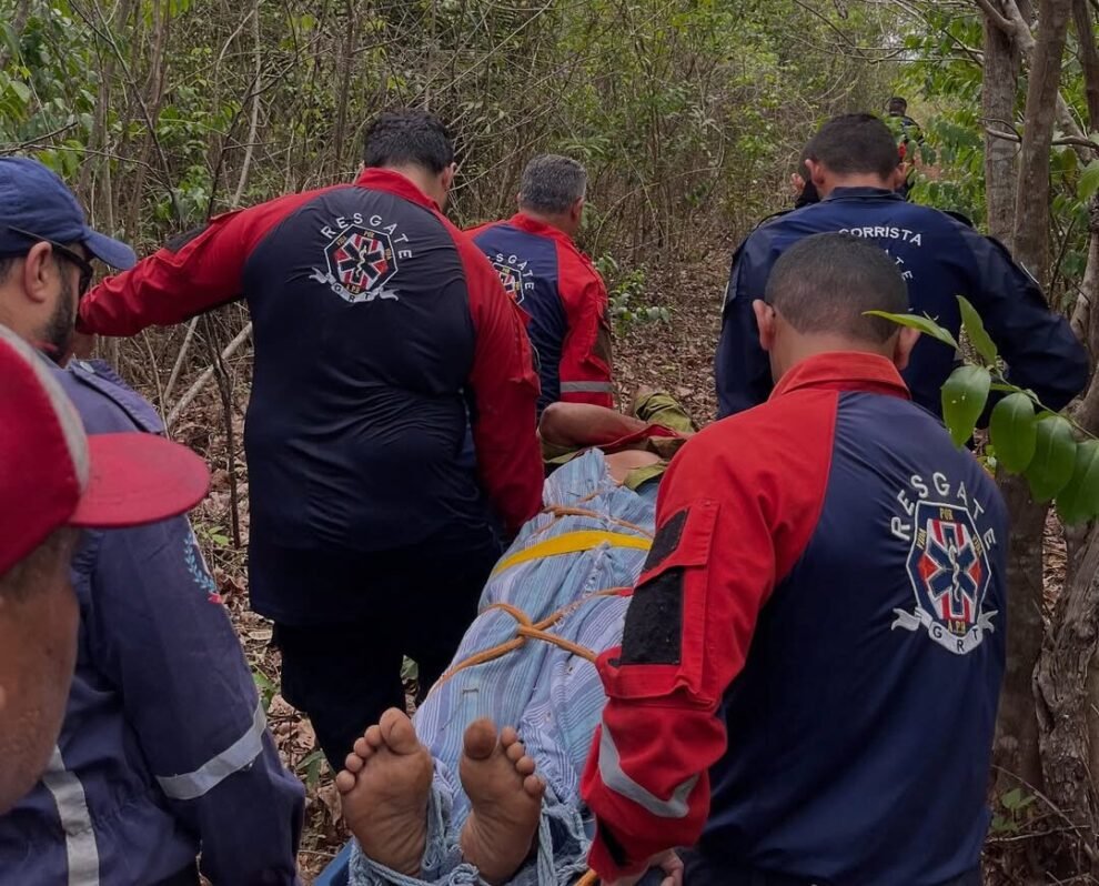 idoso-e-resgatado-apos-cair-de-penhasco-em-tiangua,-no-ceara