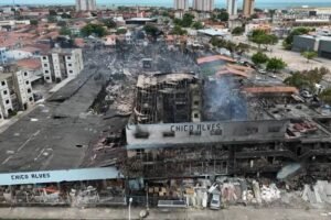 bombeiros-seguem-em-rescaldo-35-horas-apos-incendio-na-sucata-chico-alves,-em-fortaleza;-casas-sao-interditadas