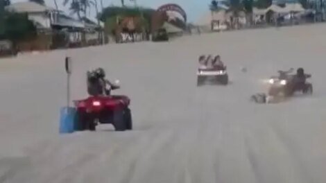 quadriciclo-colide-com-buggy-e-capota-com-duas-pessoas-nas-dunas-de-canoa-quebrada,-no-ceara