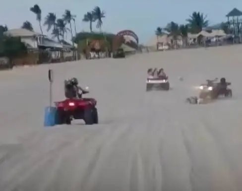 quadriciclo-colide-com-buggy-e-capota-com-duas-pessoas-nas-dunas-de-canoa-quebrada,-no-ceara