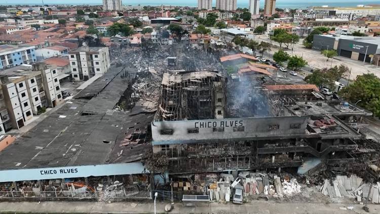 bombeiros-seguem-em-rescaldo-35-horas-apos-incendio-na-sucata-chico-alves,-em-fortaleza;-8-casas-sao-interditadas