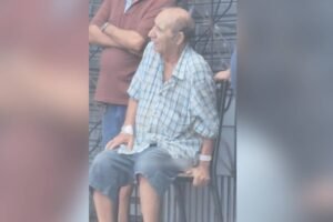 chico-alves,-de-84-anos,-se-emociona-em-visita-a-sucata-dois-dias-apos-incendio-em-fortaleza