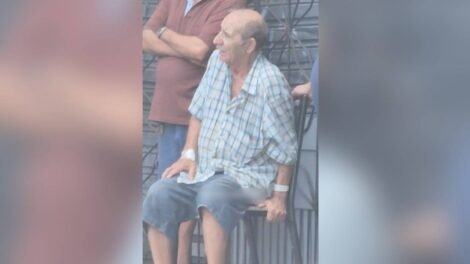 chico-alves,-de-84-anos,-se-emociona-em-visita-a-sucata-dois-dias-apos-incendio-em-fortaleza