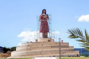 estatua-da-beata-menina-benigna-e-finalizada-e-aguarda-inauguracao-em-santana-do-cariri-(ce)