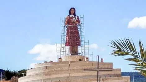 estatua-da-beata-menina-benigna-e-finalizada-e-aguarda-inauguracao-em-santana-do-cariri-(ce)