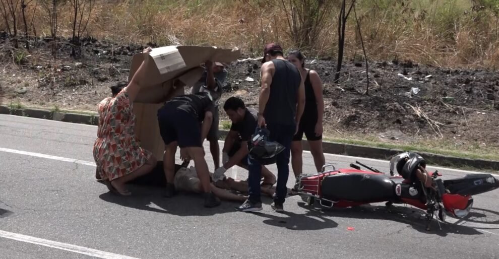 motociclista-fica-gravemente-ferido-apos-colidir-com-carro-em-avenida-de-fortaleza