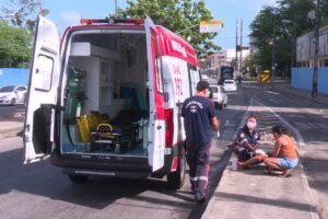 avenida-em-fortaleza-tem-sequencia-de-acidentes-com-motos-apos-derramamento-de-oleo